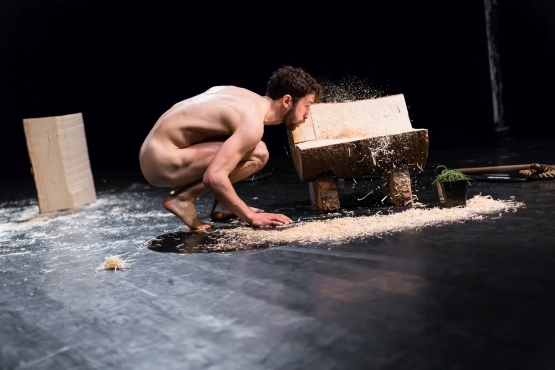 Seite 34 35 Simon Mayer Sun Beng Sitting 01 klein